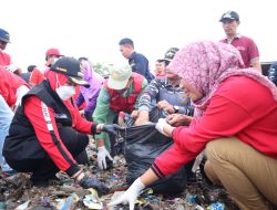 Pemkot Bersama Penggiat Medsos dan Ribuan Warga Bersihkan Pantai Sukaraja