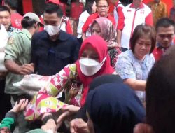 Walikota Bandarlampung Bagikan Beras Kepada Warga Bumi Waras Dari Perhimpunan Tionghoa