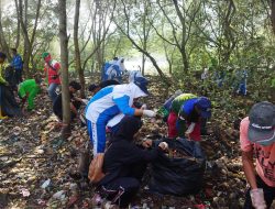 Ratusan Warga Dan Petugas DLH Bandar Lampung Bersih-Bersih Sampah di Pulau Pasaran