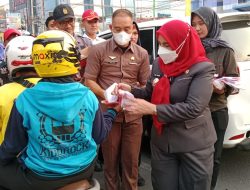 Pemkot Bandarlampung Bagikan 3.800 Bendera ke Pengendara di Tugu Adipura