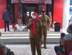 Walikota Eva Dwiana Bagikan Beras dari Badan Pangan Nasional Kepada Warga di 20 Kecamatan