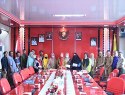Walikota Memberikan Bantuan 14 Warga Terkena Musibah dan Menderita Penyakit Langka
