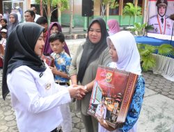 Walikota Eva Dwiana Membagikan Seragam Sekolah Biling