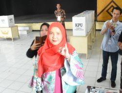 Walikota Bandarlampung dan Keluarga Nyoblos TPS 7 Palapa
