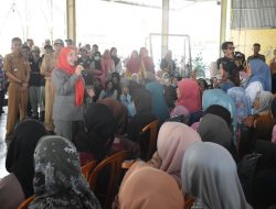 Walikota Bandarlampung dan Baznas Bagikan Beras Kepada Warga