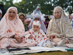 Walikota Bandarlampung dan Keluarga Sholat Ied Di Stadion Way Dadi