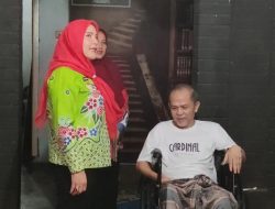 Pemkot Bandar Lampung Bagikan Kursi Roda Ke Warga Disabilitas