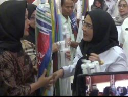 Pemkot Bagikan 705 Payung Tenda Dagang dan Tripod Bagi Pelaku UMKM