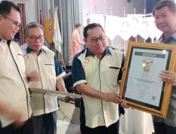 Prabowo Subianto Menerima PIN Emas dari SMSI atas Dedikasinya Menjaga Demokrasi