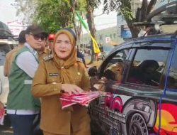 Meriahkan HUT RI Ke 79 Walikota Eva Dwiana Bagikan Bendera Dijalan