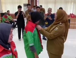 Walikota Membagikan Seragam Petugas Kebersihan