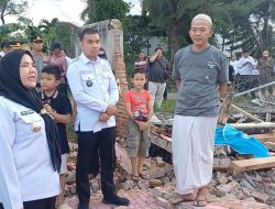 Walikota Eva Dwiana Kinjungi Rumah Warga Terdampak Bencana Angin Puting Beliung