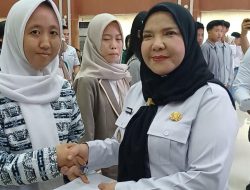 Pemkot Bandarlampung serahkan bantuan pendidikan SMA/SMK dan perguruan tinggi