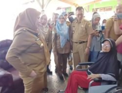 Walikota Eva Dwiana Bagikan Alat Bantu Dengar Dan Kursi Roda Kepada Warga