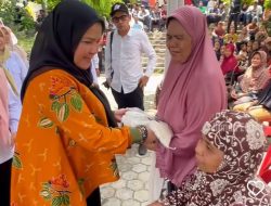 Walikota Eva Dwiana Membagikan Beras di 20 Kecamatan