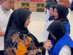Walikota Eva Dwiana Membagikan Rompi dan Insentif Kepada Relawan SAPA