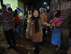 Walikota Eva Dwiana Langsung Beri Bantuan Korban Terdampak Banjir