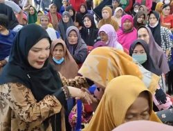 Walikota Eva Dwiana Membagikan Bantuan Korban Banjir di Kecamatan Tanjung Seneng dan Sukabumi