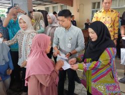 Kembali Walikota Eva Dwiana Membagikan Bantuan Beras dan Uang Di Kecamatan Sukarame