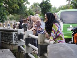 Wali Kota Eva Dwiana Tinjau Saluran Irigasi yang mengalir Menuju Kecamatan Tanjung Senang