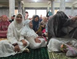 Walikota Eva Dwiana dan Keluarga Sholat IED di Masjid Agung Al-Furqon.