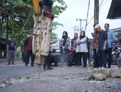 Walikota Eva Dwiana Perbaiki Langsung Jalan HRM Mangubdiprojo Kelurahan Bumi Kedamaian