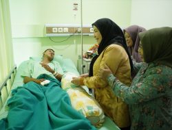 Walikota Eva Menjenguk Pegawai BPBD Kecelakaan Saat Kerja di Rumah Sakit