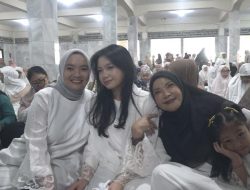 Wali Kota Bandar Lanpung Eva Dwiana dan Keluarga Melaksanakan Salat Idul Adha di Masjid Al Furqon