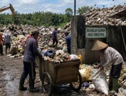800 Ton Sampah Masuk Tiap Hari di TPA Bakung, DLH Siaga Hadapi Ancaman Kebakaran
